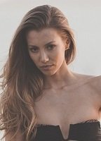 Наташа Холл