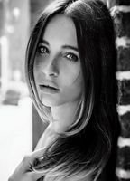 Николь Миет