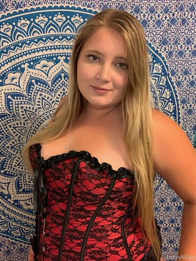 Curvykittyy