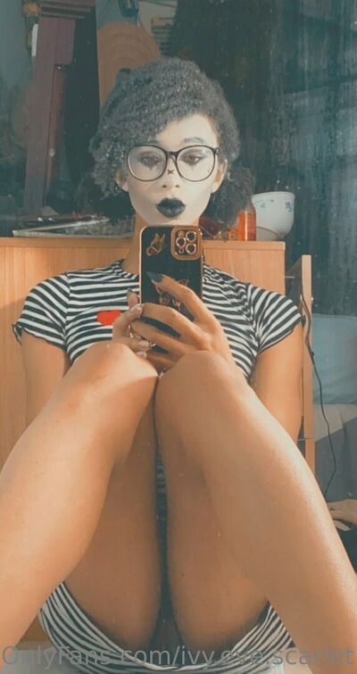 Ivyevescarlet