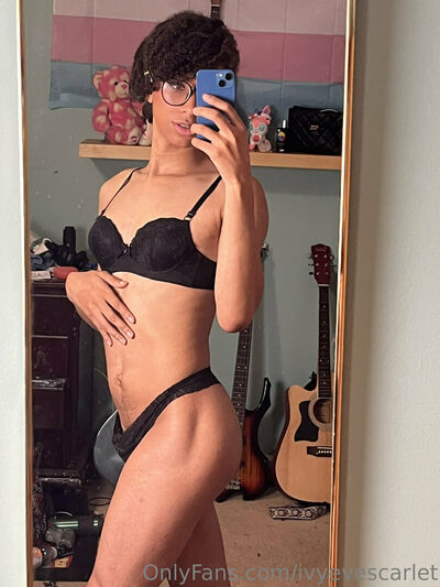 Ivyevescarlet