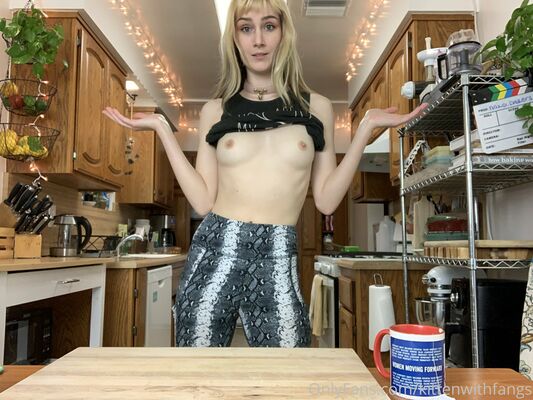 Kittenwithfangsfree