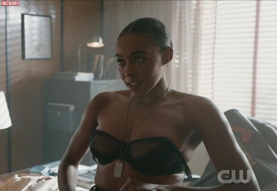 Ниа Холлоуэй